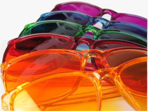 La variedad de gafas de colores que un optimista puede llegar a usar